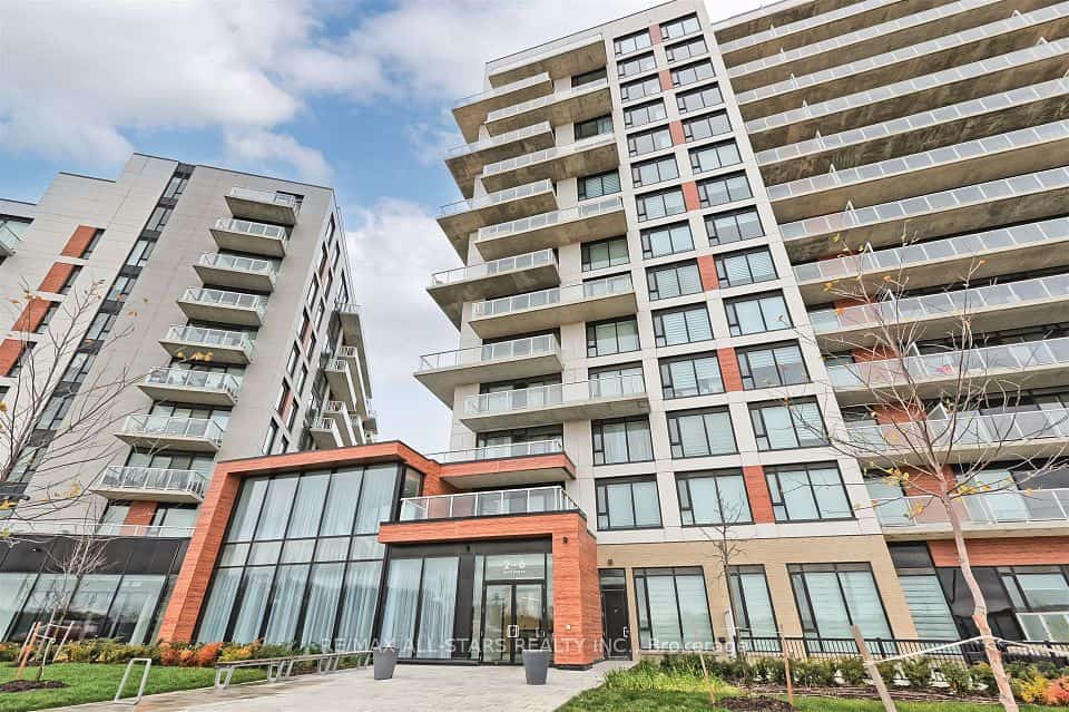 2 David Eyer Road #124, Richmond Hill, ON L4S 0N6