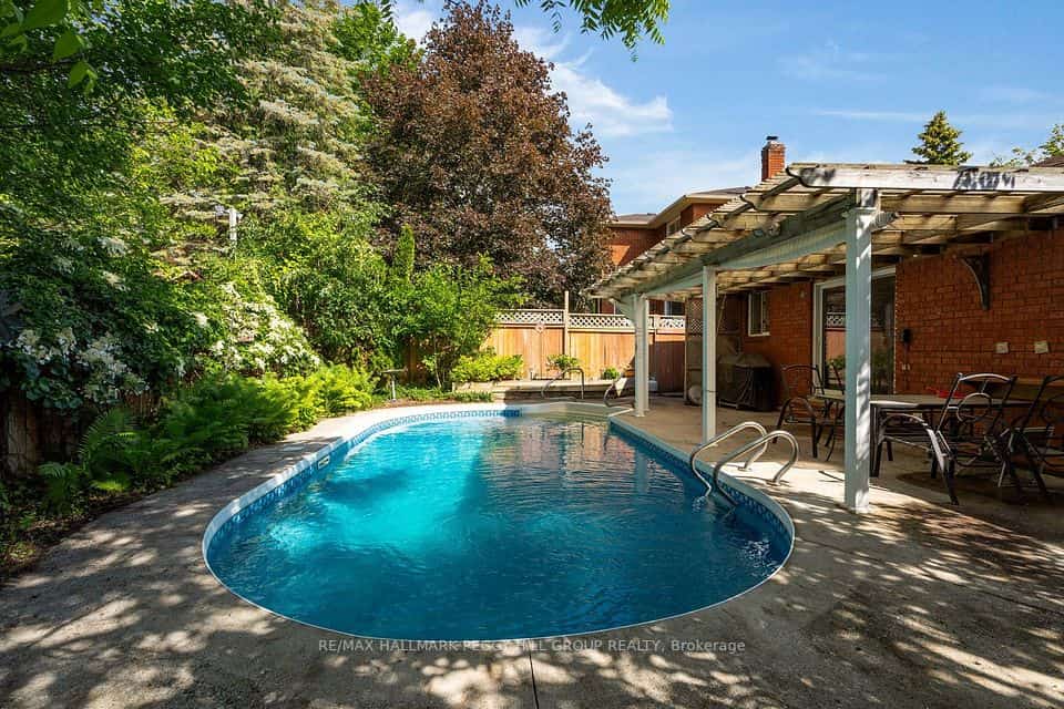 22 Richler Crescent, Barrie, ON L4N 6E6