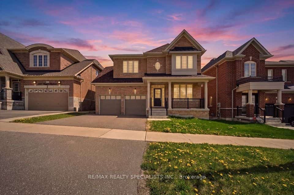 1033 Langford Boulevard, Bradford West Gwillimbury, ON L3Z 4K9