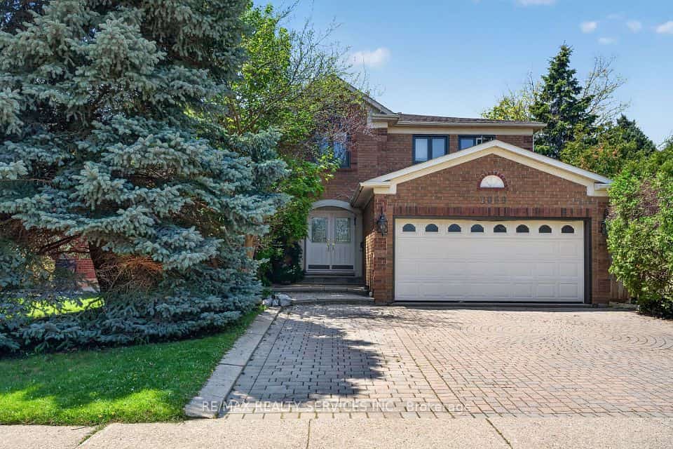2069 Schoolmaster Circle, Oakville, ON L6M 3A1
