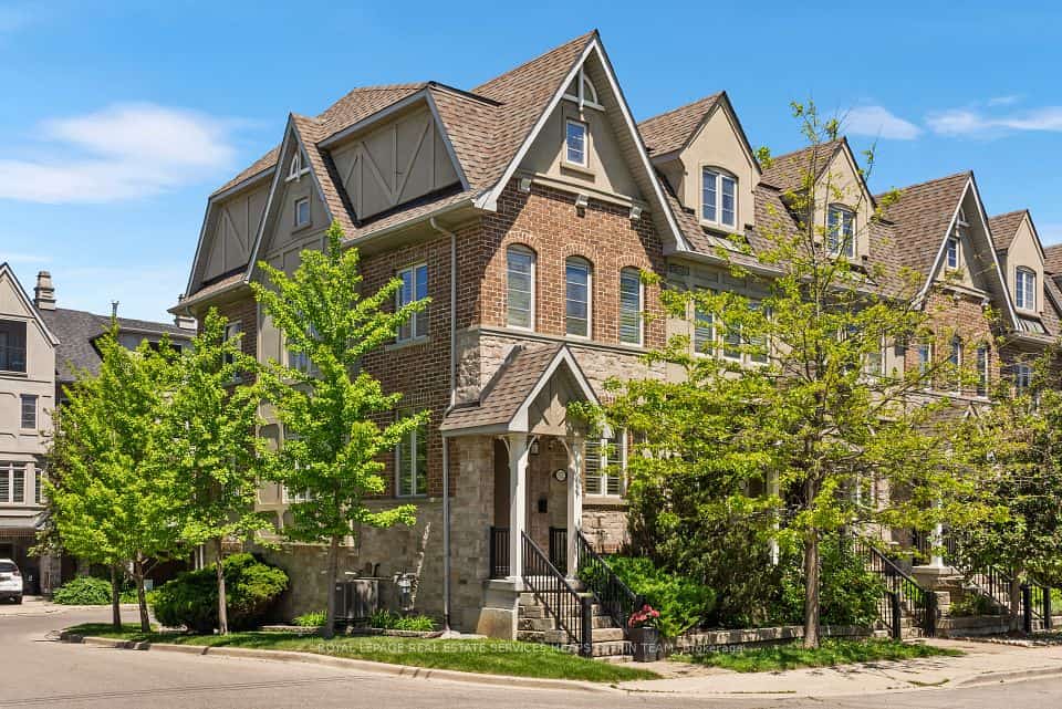 32 Mendota Road, Toronto, ON M8Y 1E8
