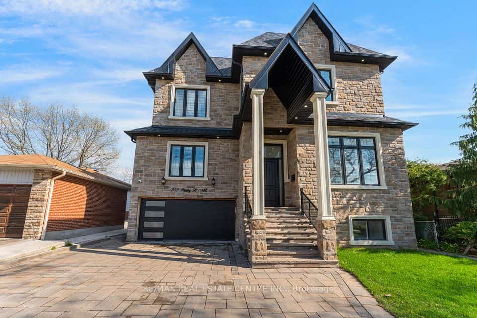 252 Paisley Boulevard W, Mississauga, ON L5B 2A4