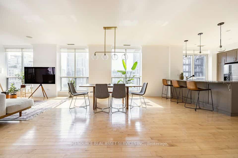250 Wellington Street W #PH40, Toronto, ON M5V 3P6