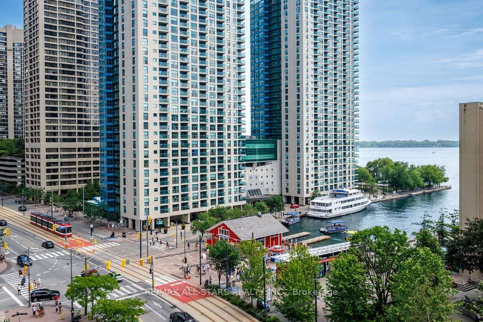 208 Queens Quay W #804, Toronto, ON M5J 2Y5