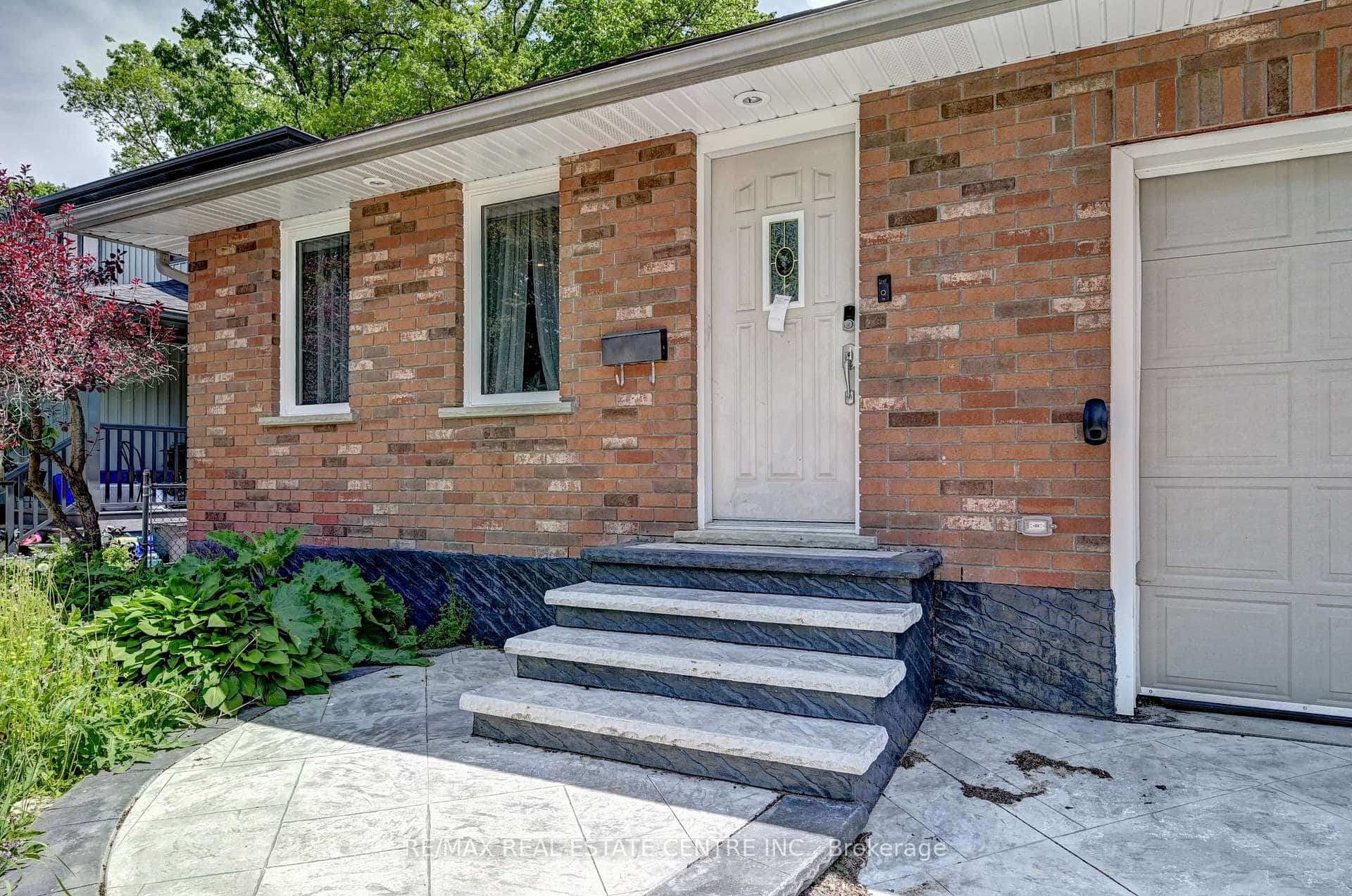 525 Fallingbrook Drive, Waterloo, ON N2L 4N2