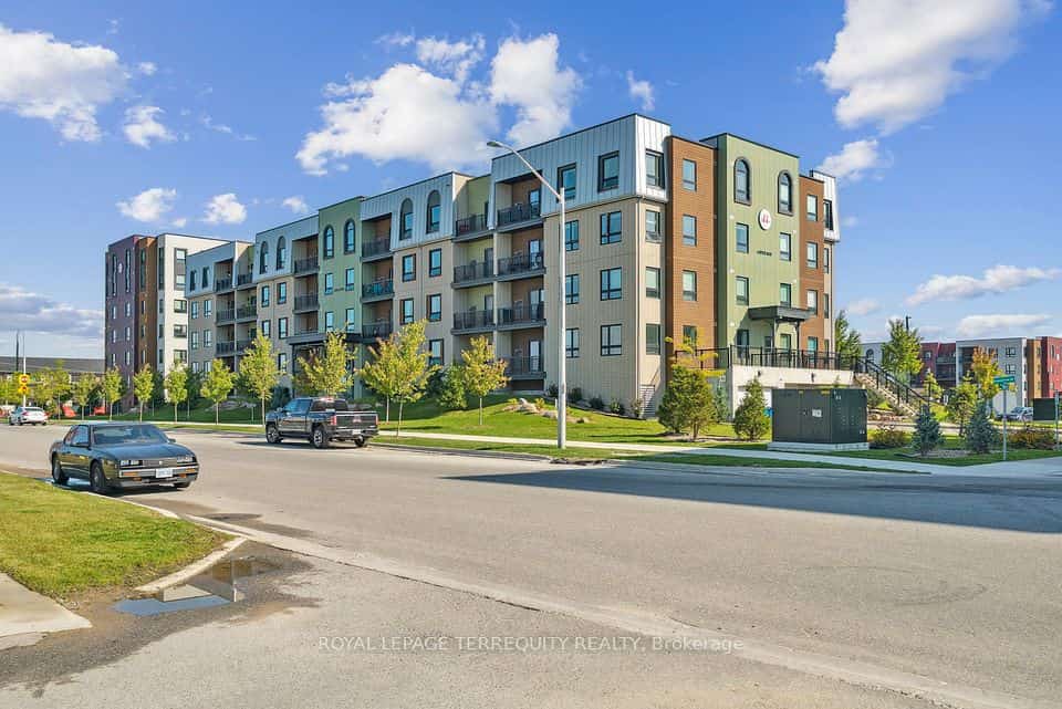 6 Spice Way #102, Barrie, ON L9J 0J9