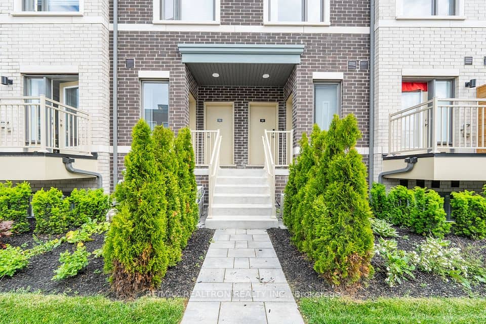 10 Lloyd Janes Lane, Toronto