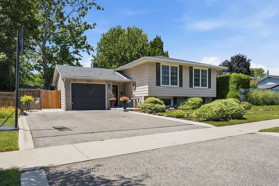 554 Chamberlain Road, Burlington, ON L7L 2V4
