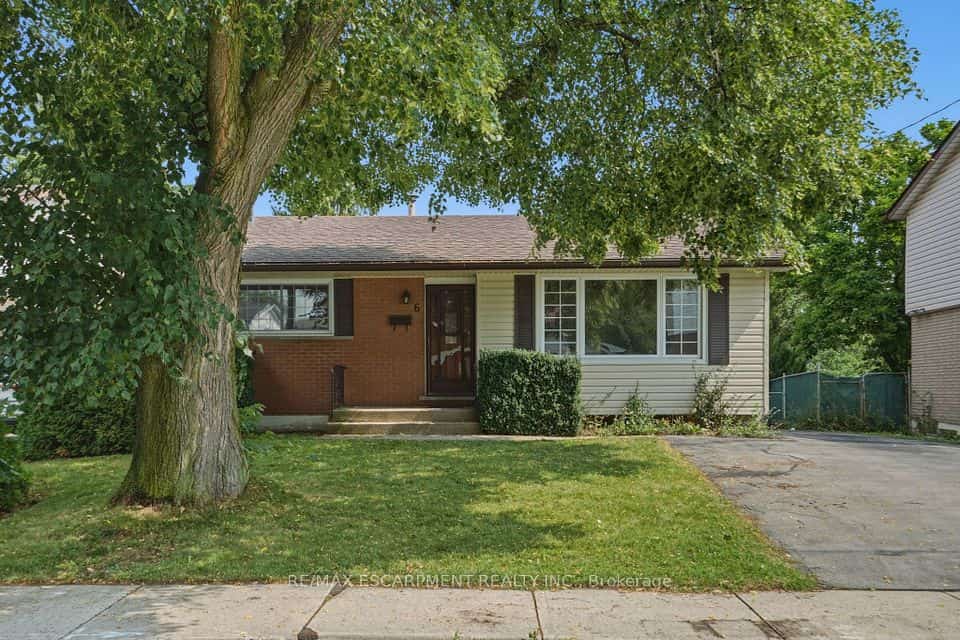 6 Caprice Court, Hamilton, ON L9C 2N5