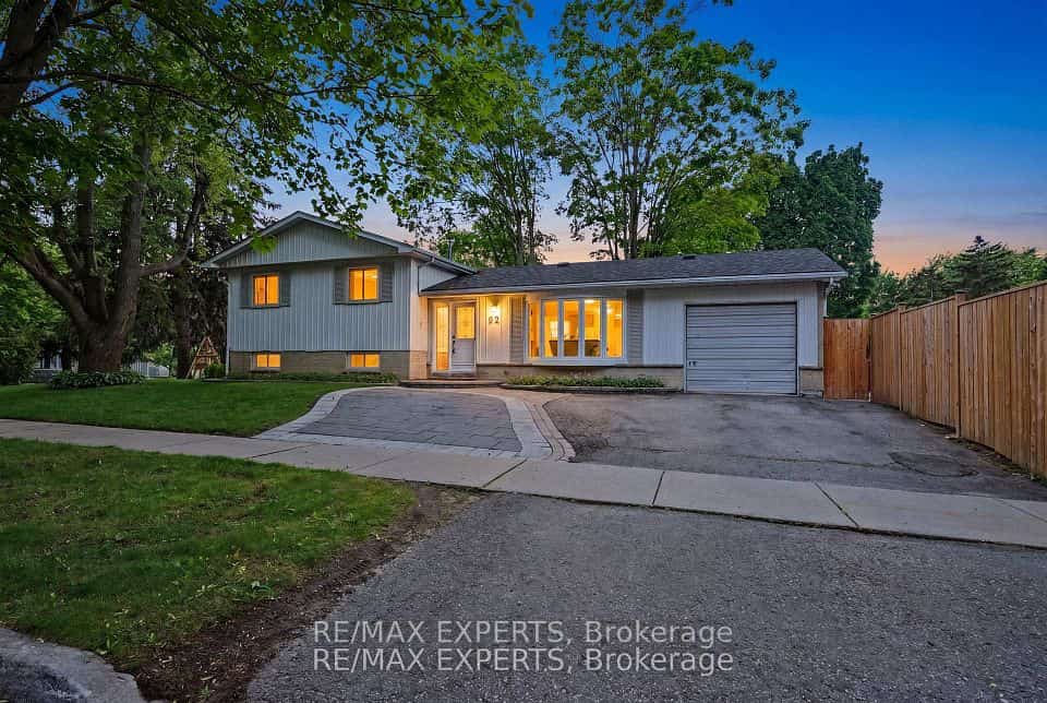 32 Oak Court, Aurora, ON L4G 3J6