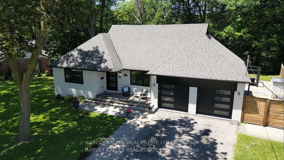 8 Circle Ridge, Toronto, ON M6L 2H6