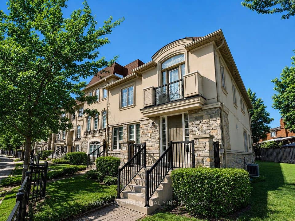 131 Robert Speck Parkway, Mississauga