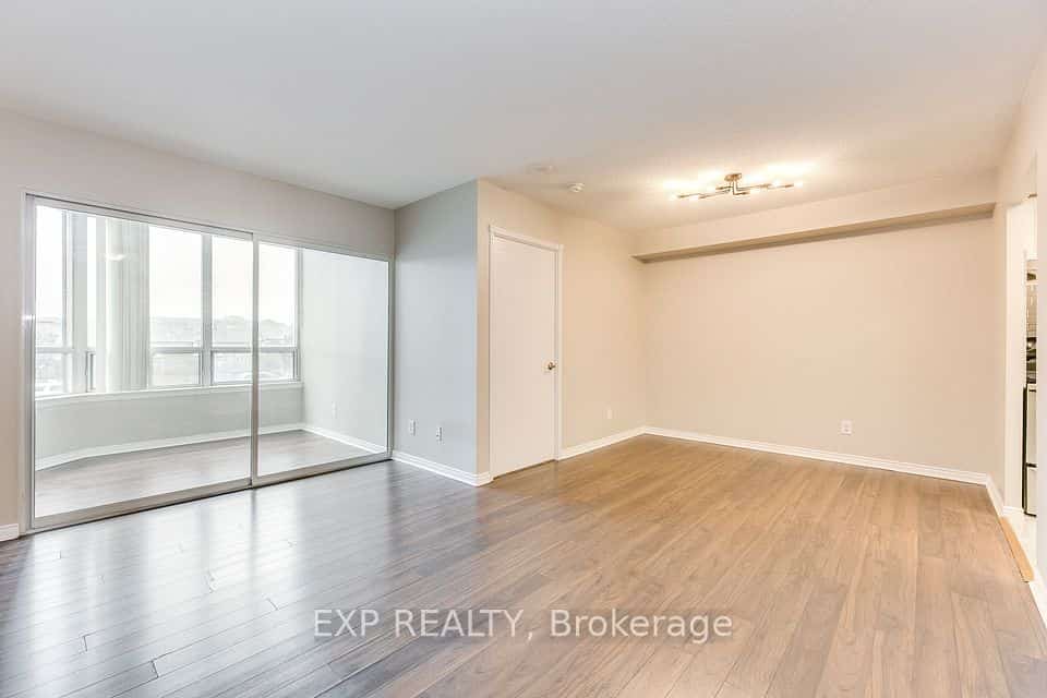 135 Hillcrest Avenue #205, Mississauga, ON L5B 4B1