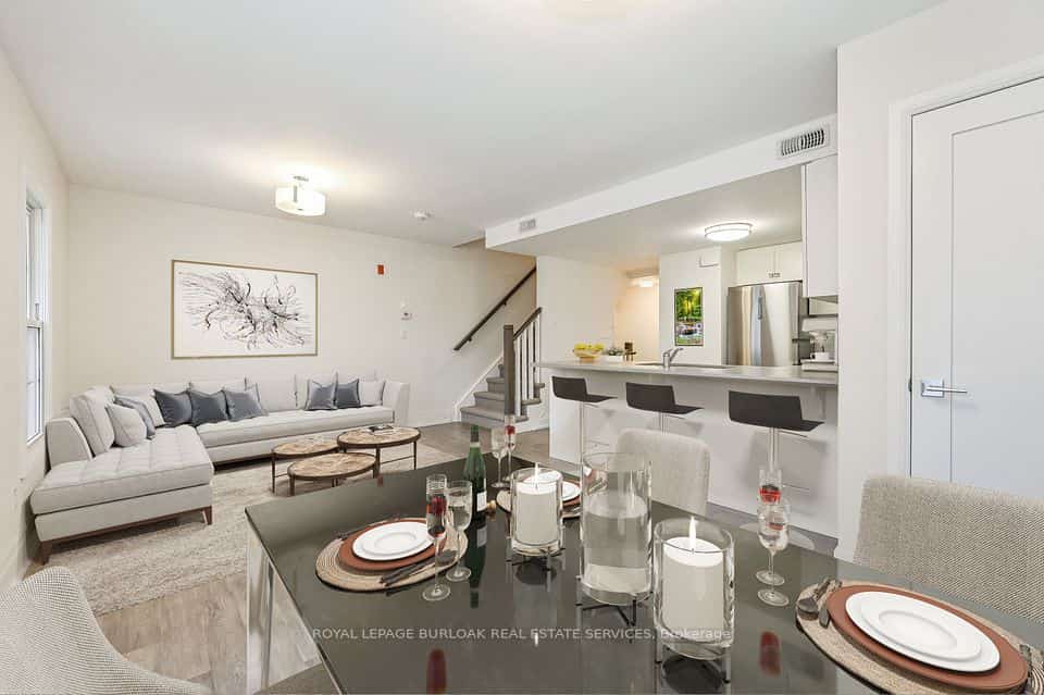 760 Lakeshore Road E #207, Mississauga, ON L5E 1C7