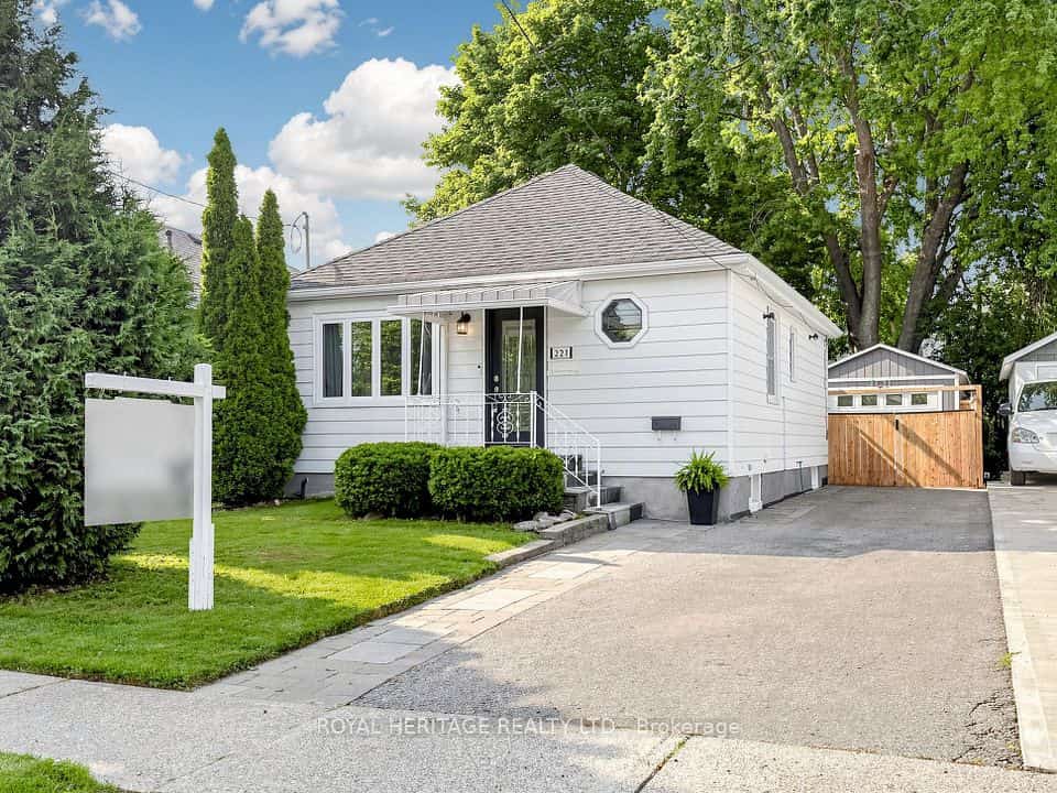 221 Hibbert Avenue, Oshawa, ON L1J 1V4