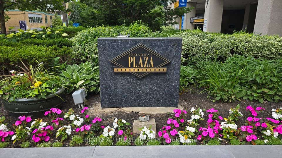 Broadway Plaza, Toronto