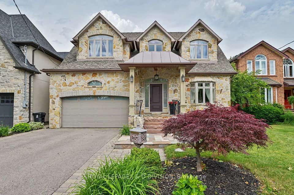17 Agar Crescent, Toronto, ON M9B 5A4