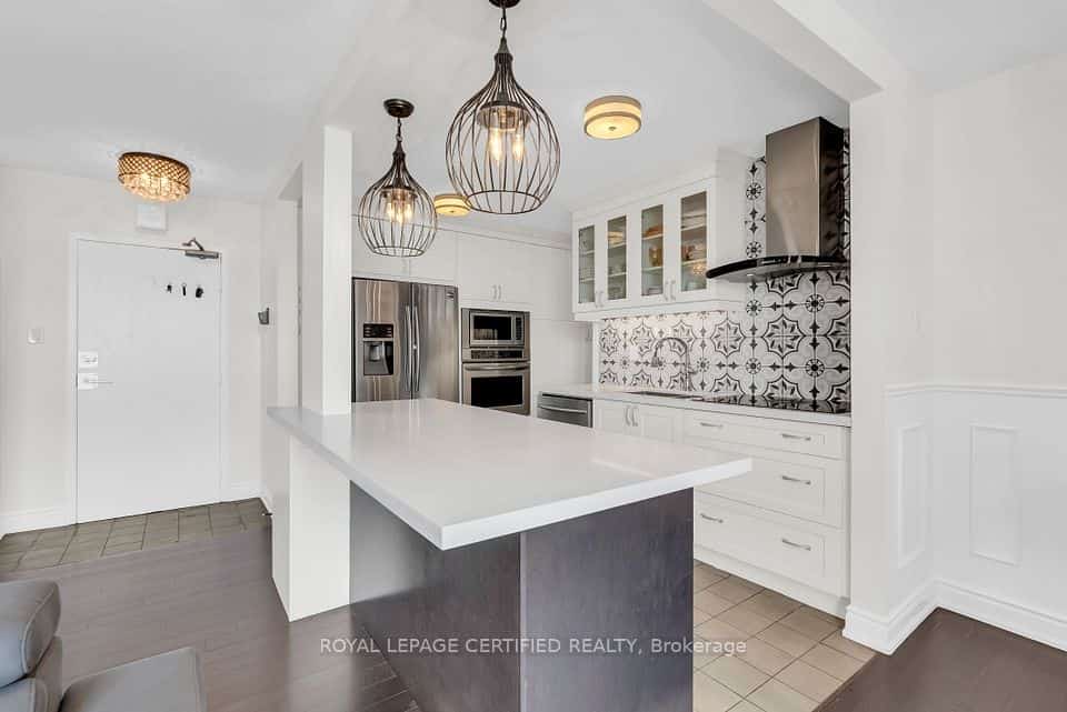 3170 Kirwin Avenue #1402, Mississauga, ON L5A 3R1