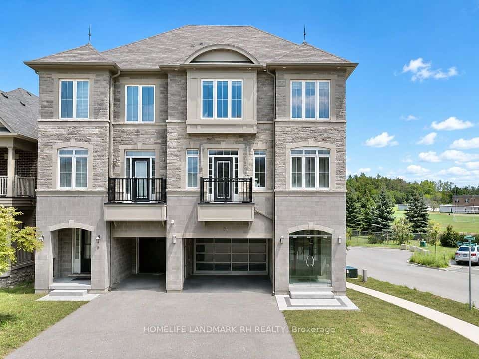 11 Lorne Glen Street, Markham, ON L6C 0Z4