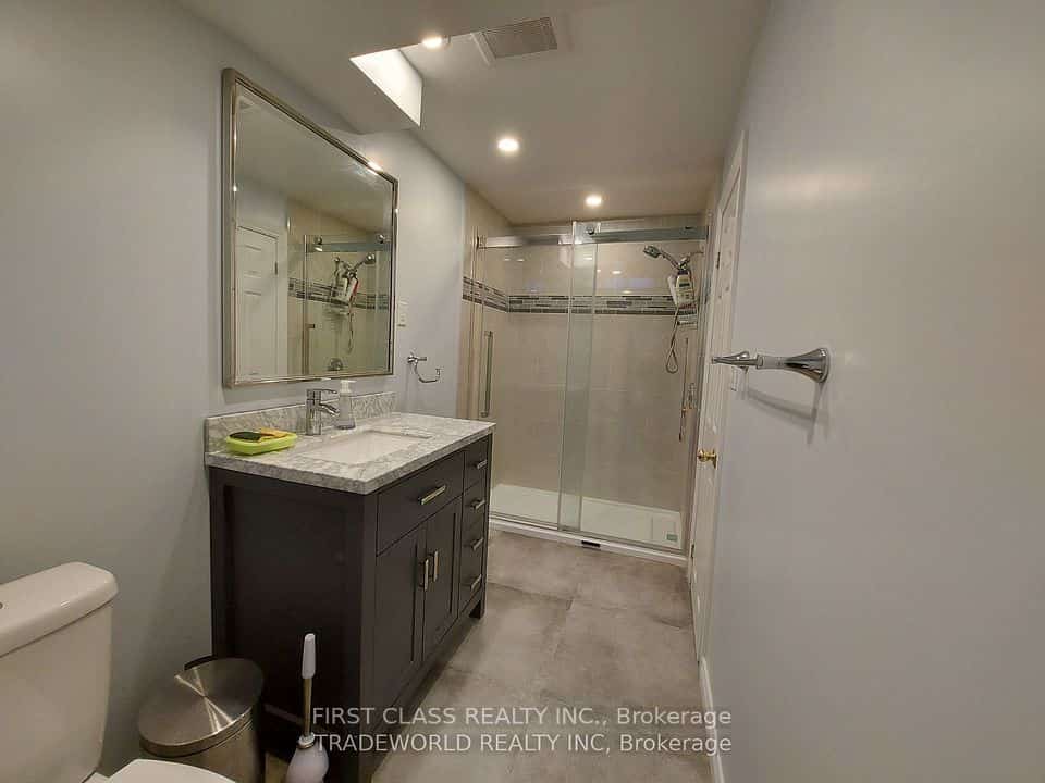 880 Leslie Valley Drive, Newmarket, ON L3Y 7G9