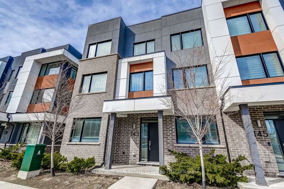 143 Grovewood Common, Oakville, ON L6H 0X5