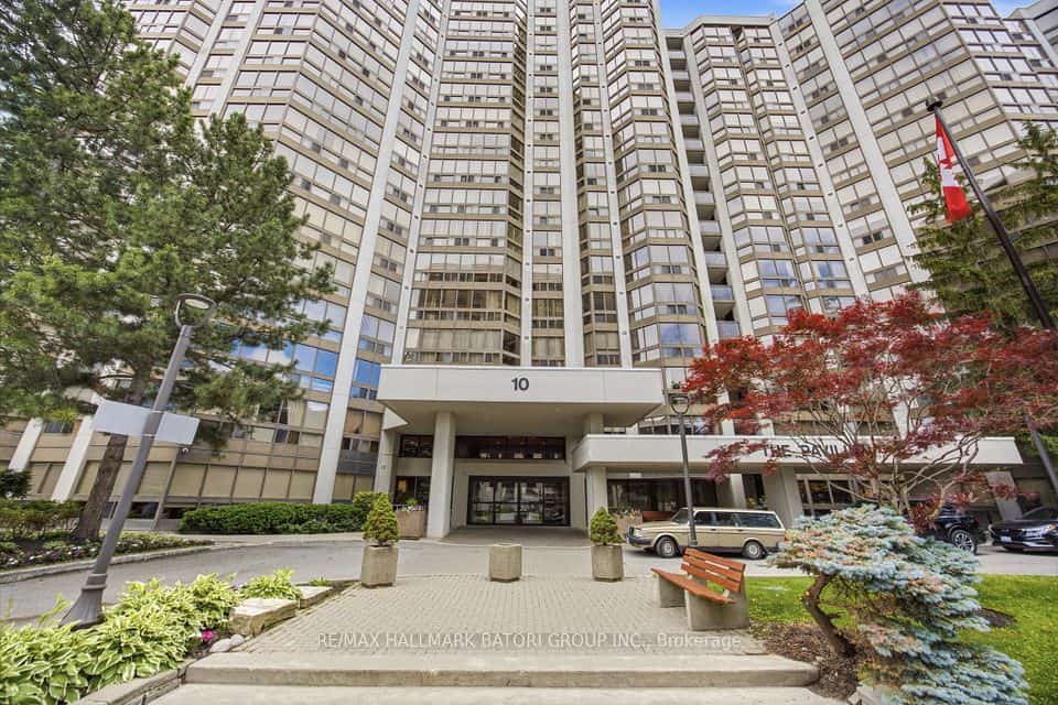 10 Kenneth Avenue #211, Toronto, ON M2N 6K6