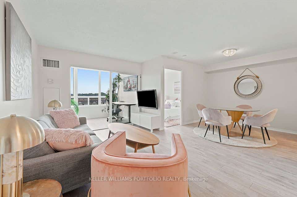 135 Hillcrest Avenue #605, Mississauga, ON L5B 4B1