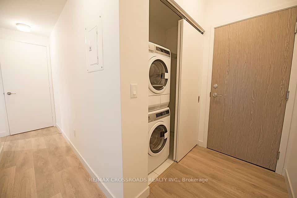 215 Queen Street W #808, Toronto, ON M5V 0P5