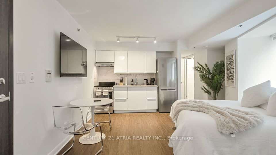 210 Victoria Street #807, Toronto, ON M5B 2R3