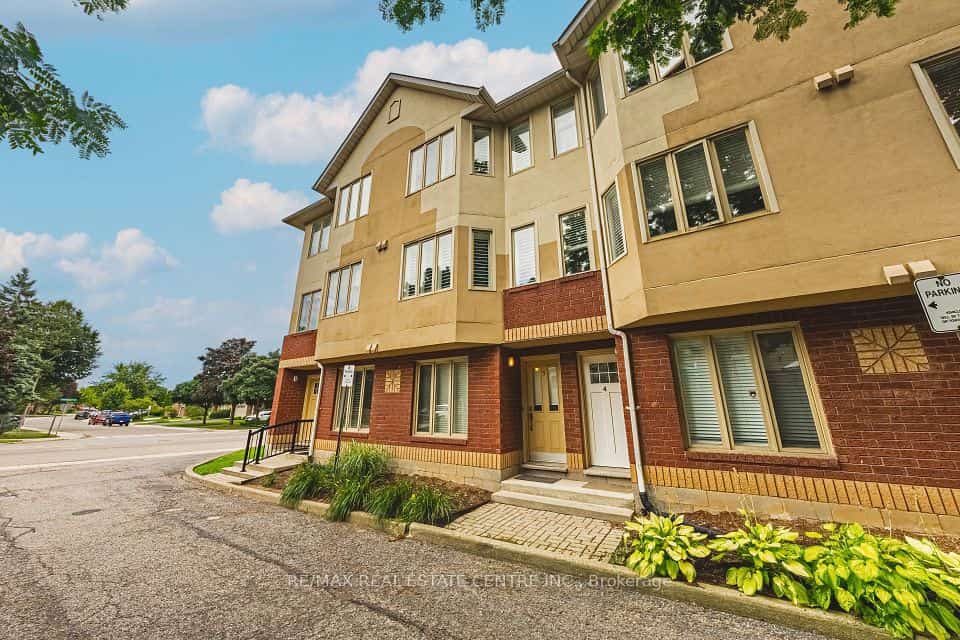 266 LIMERIDGE Road E #3, Hamilton, ON L9A 2S7