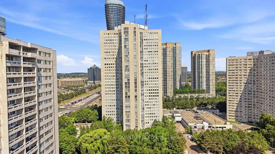 3650 Kaneff Crescent #304, Mississauga, ON L5A 4A1