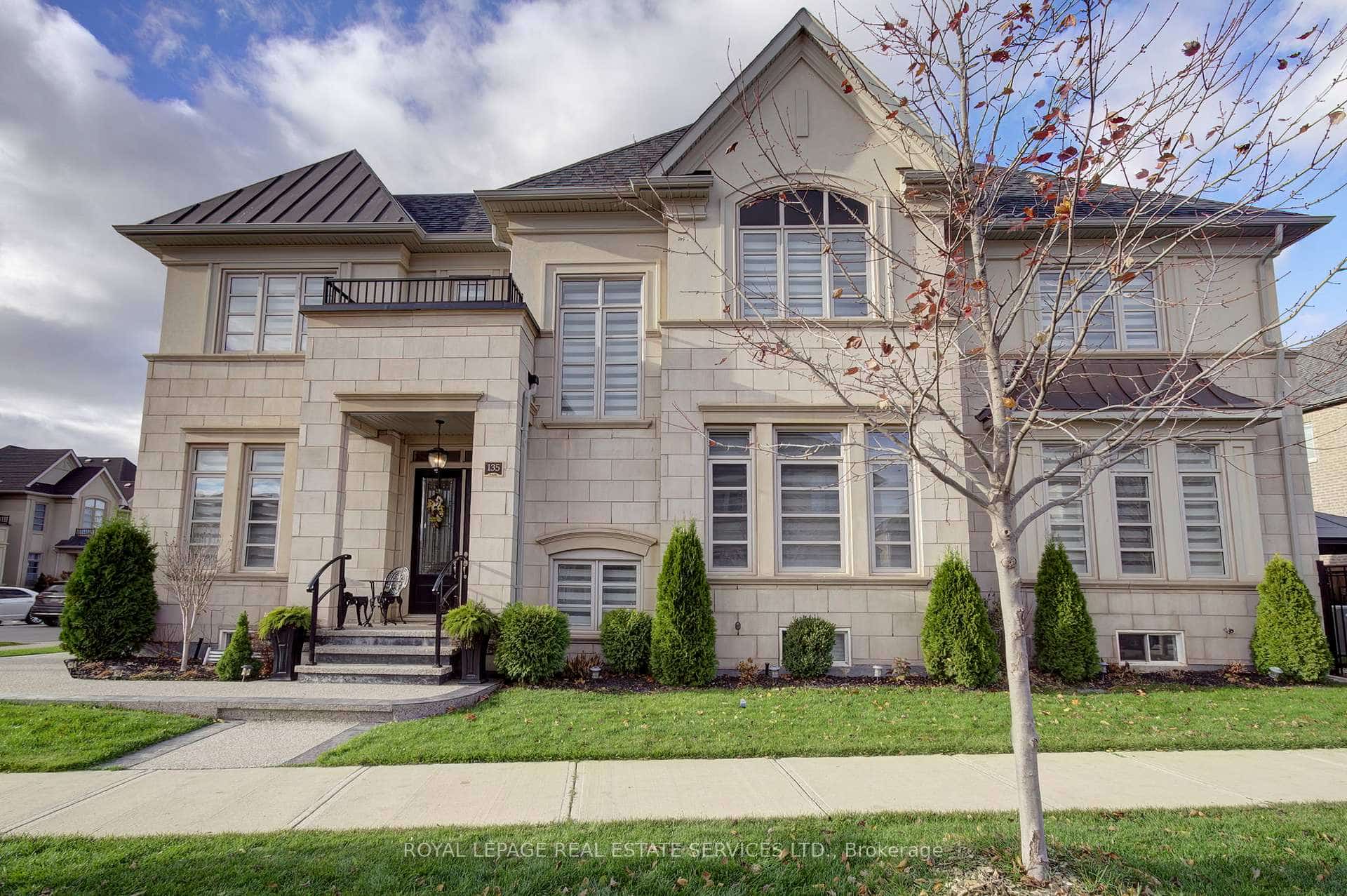 135 Zachary Crescent, Oakville, ON L6H 0W1