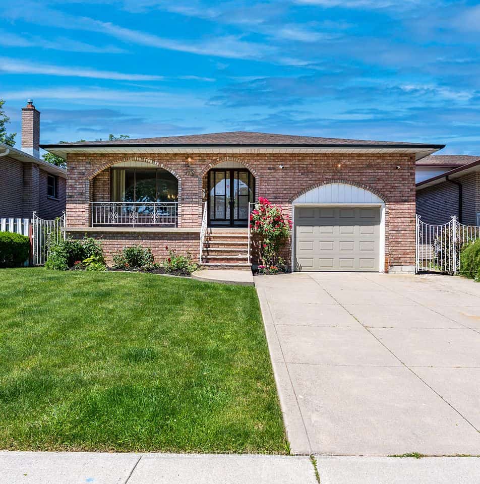 102 Markson Crescent, Hamilton, ON L8T 4W4