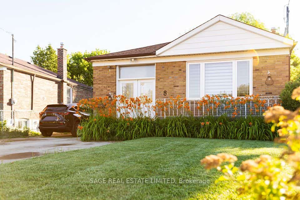 8 Lombardy Crescent, Toronto, ON M1K 4N8