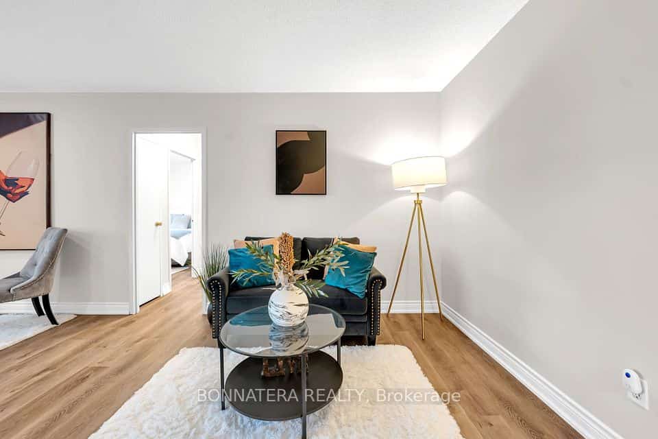 3065 Queen Frederica Drive #905, Mississauga, ON L4Y 3A3