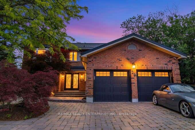 26 Oakridge Court, Brampton, ON L6Z 2A4