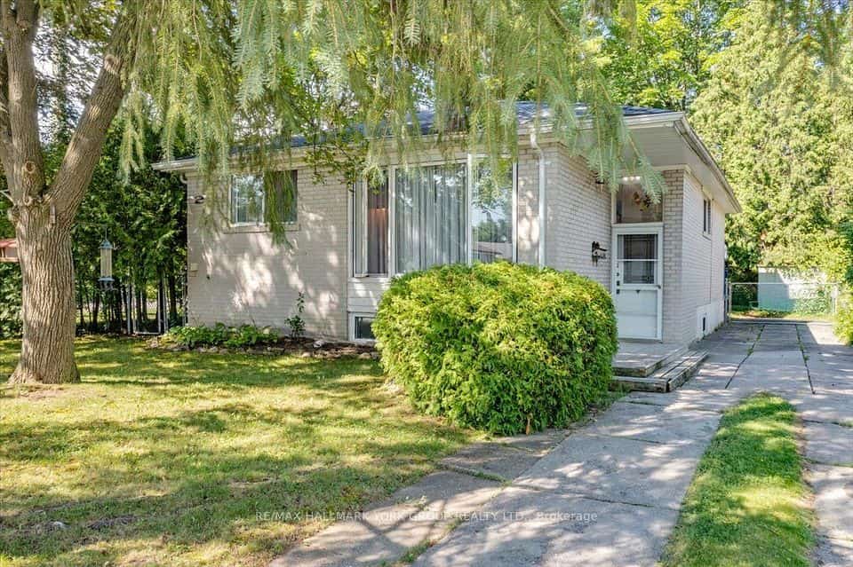 2 Corbett Crescent, Aurora, ON L4G 2G1