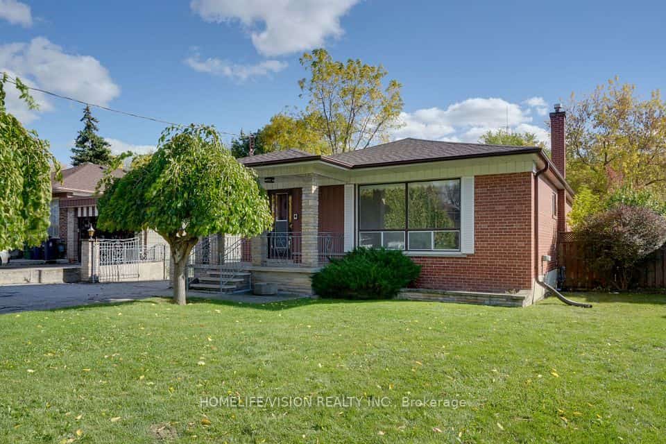 239 Epsom Downs Drive, Toronto, ON M3M 1T3