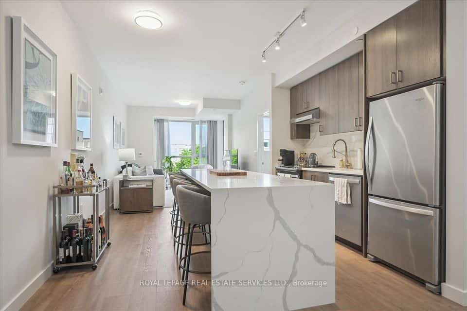 168 Sabina Drive #211, Oakville, ON L6H 0W5