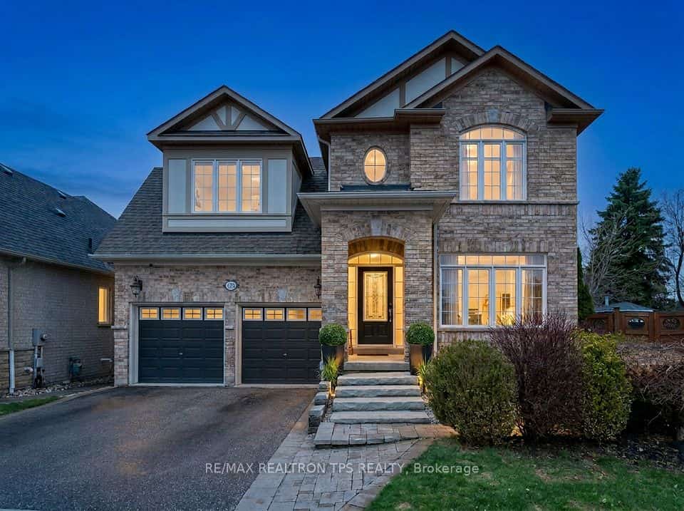 555 Kingsfield Loop, Oshawa, ON L1K 0H8