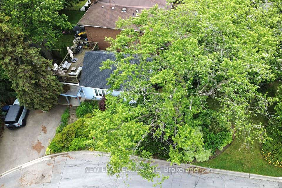 2 Foch Avenue, Toronto, ON M8W 3W8