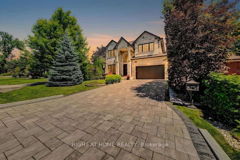 484 Avonwood Drive, Mississauga, ON L5G 1Y9