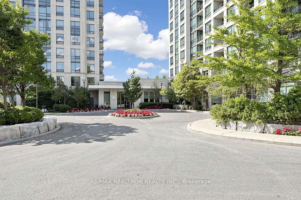 100 Promenade Circle #205, Vaughan, ON L4J 7W7