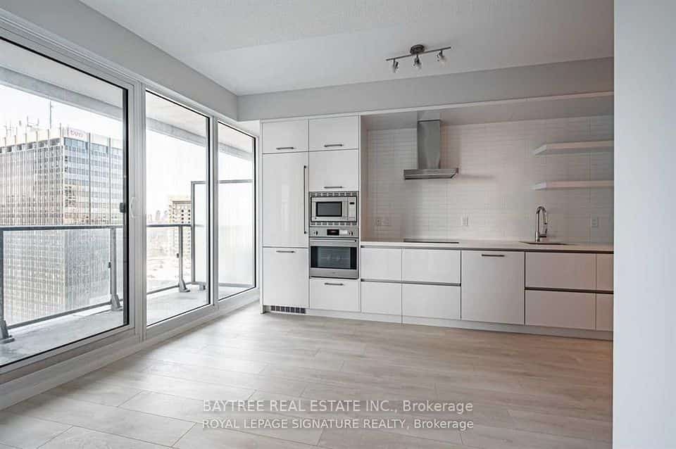 2221 Yonge Street #1506, Toronto, ON M4S 2B4