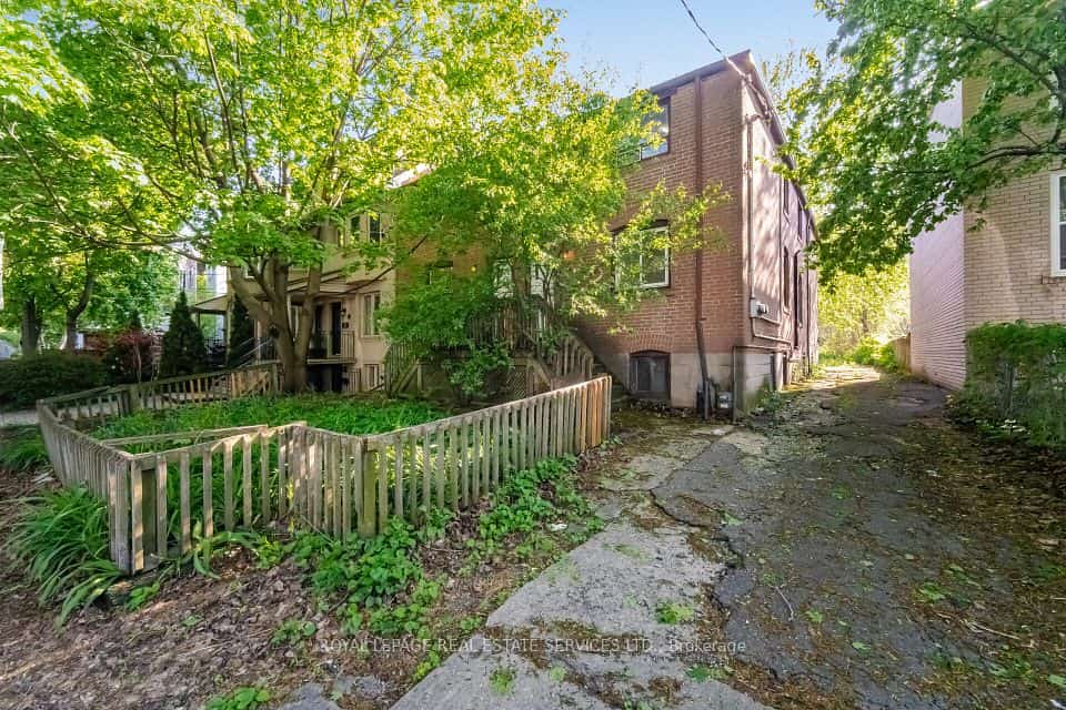 76-78 Lewis Street #76, Toronto, ON M4M 2H3