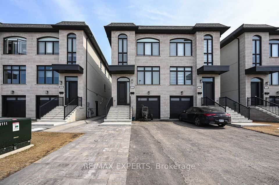 17 St Gaspar Court, Toronto, ON M6L 1Y7