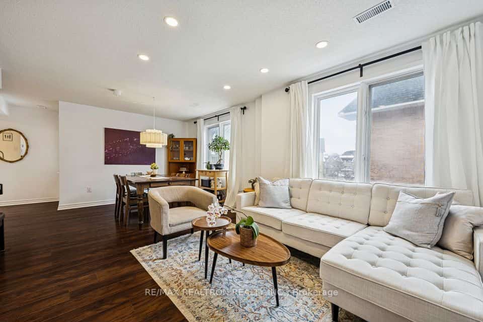 75 Weldrick Road E #906, Richmond Hill, ON L4C 0H9