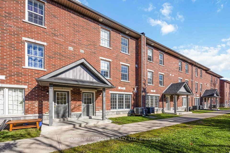 244 Penetanguishene Road #11, Barrie, ON L4M 7C2