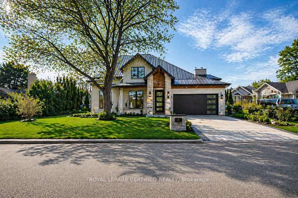 1348 Hollyrood Avenue, Mississauga, ON L5G 3J4