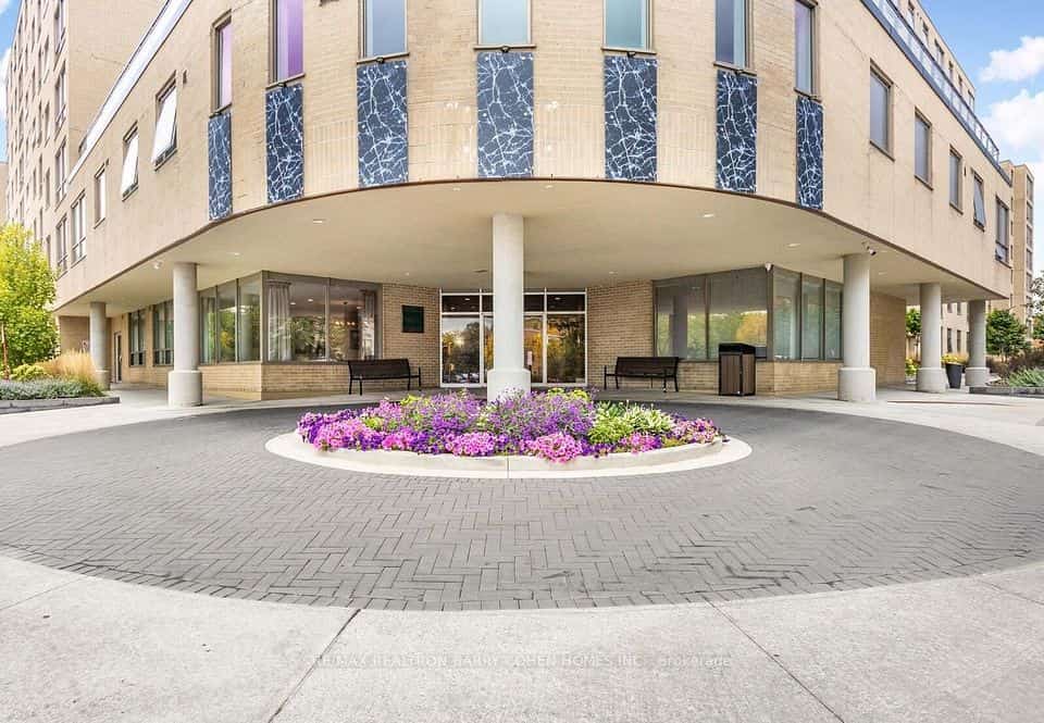 326 Major Mackenzie Drive E #404, Richmond Hill, ON L4C 8T4